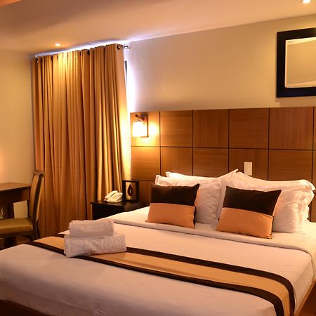 The Pinnacle Hotel And Suites Davao City Esterno foto