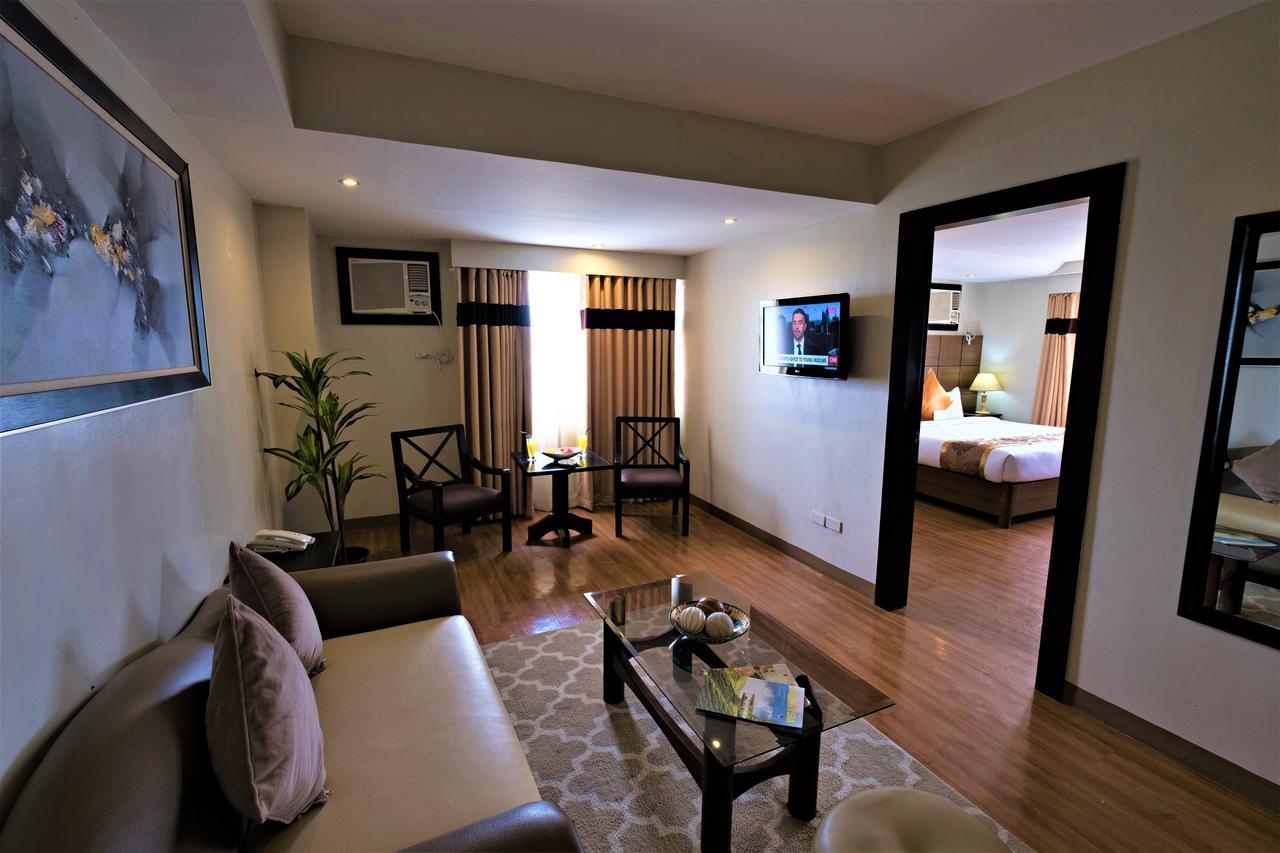 The Pinnacle Hotel And Suites Davao City Esterno foto
