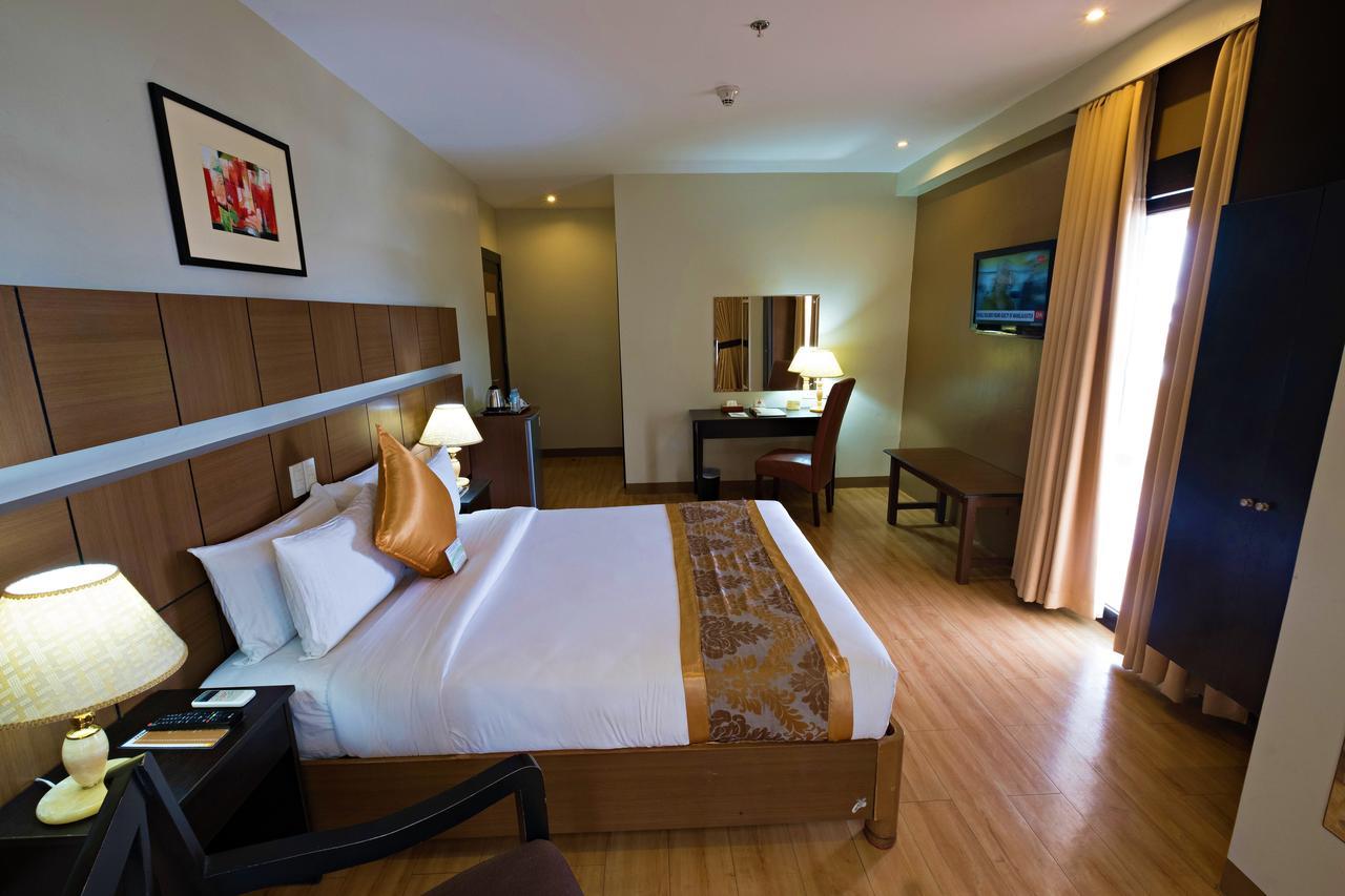 The Pinnacle Hotel And Suites Davao City Esterno foto